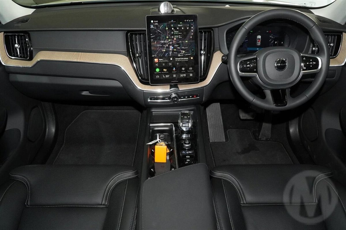 2026 Volvo XC60 Ultra B5 Dark MY26 AWD image 7