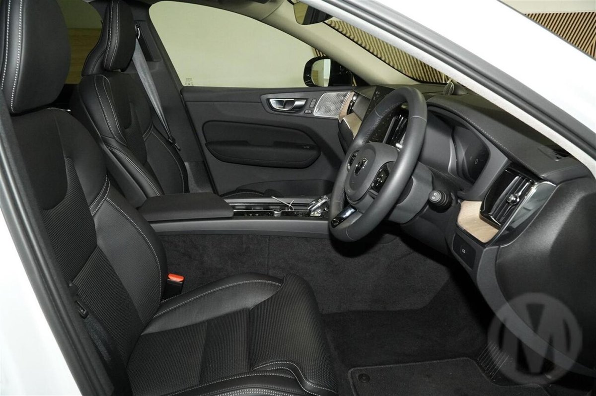 2026 Volvo XC60 Ultra B5 Dark MY26 AWD image 10