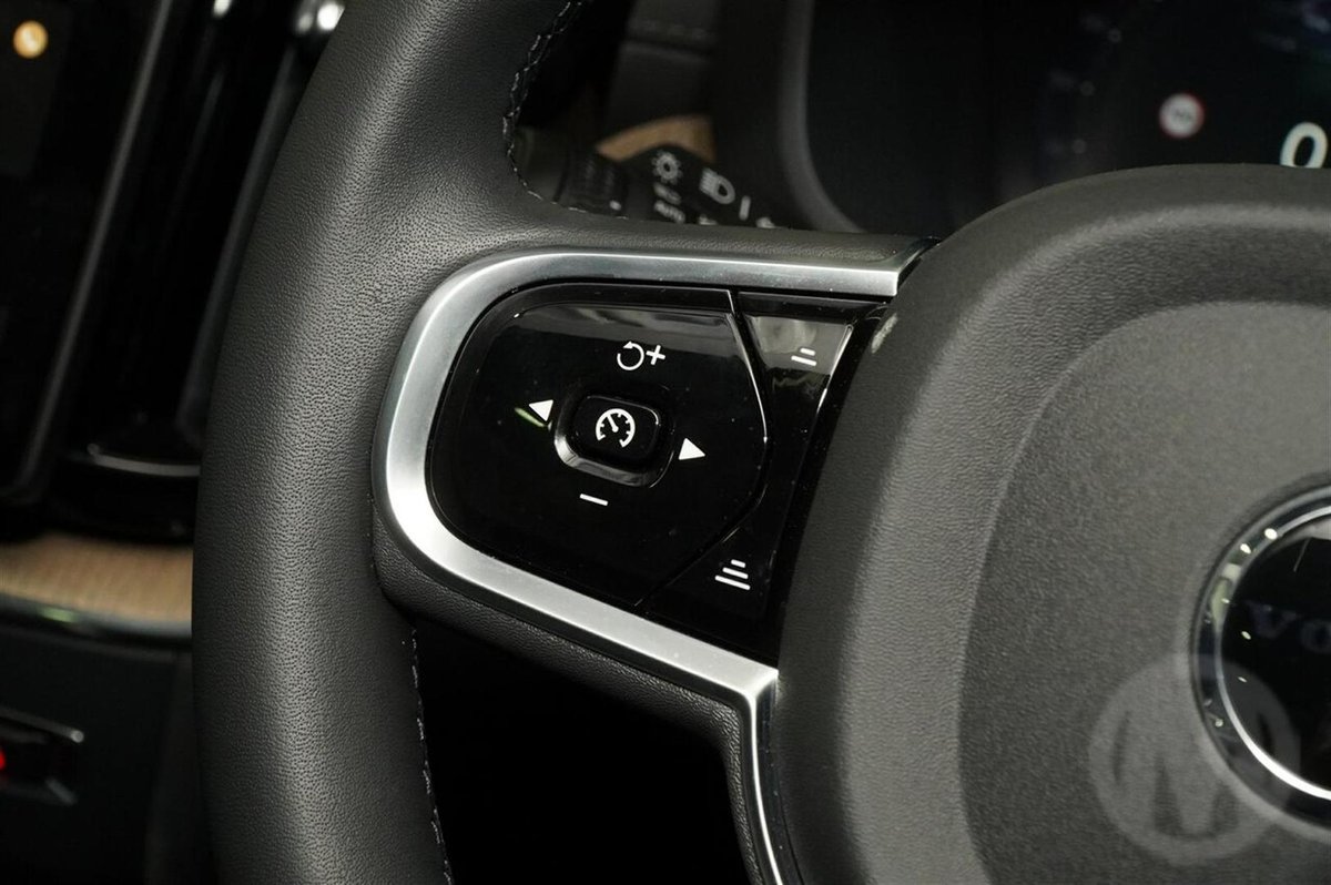 2026 Volvo XC60 Ultra B5 Dark MY26 AWD image 15