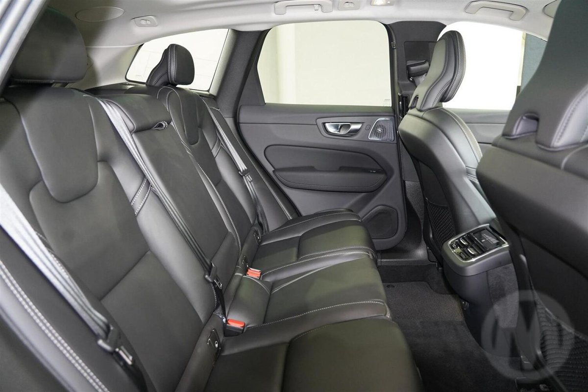 2025 Volvo XC60 Ultra B5 Dark MY26 AWD image 9