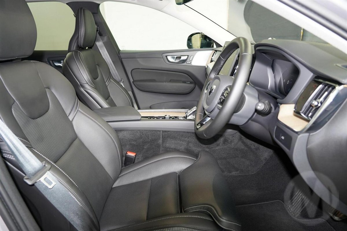 2025 Volvo XC60 Ultra B5 Dark MY26 AWD image 10