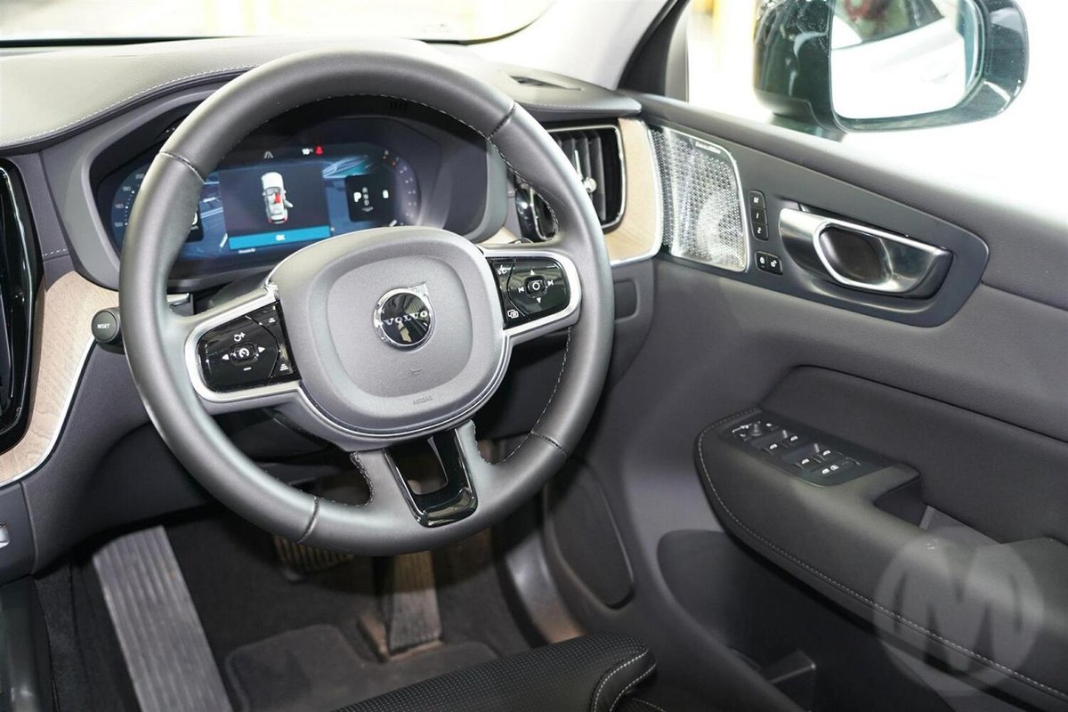 2025 Volvo XC60 Ultra B5 Dark MY26 AWD image 8