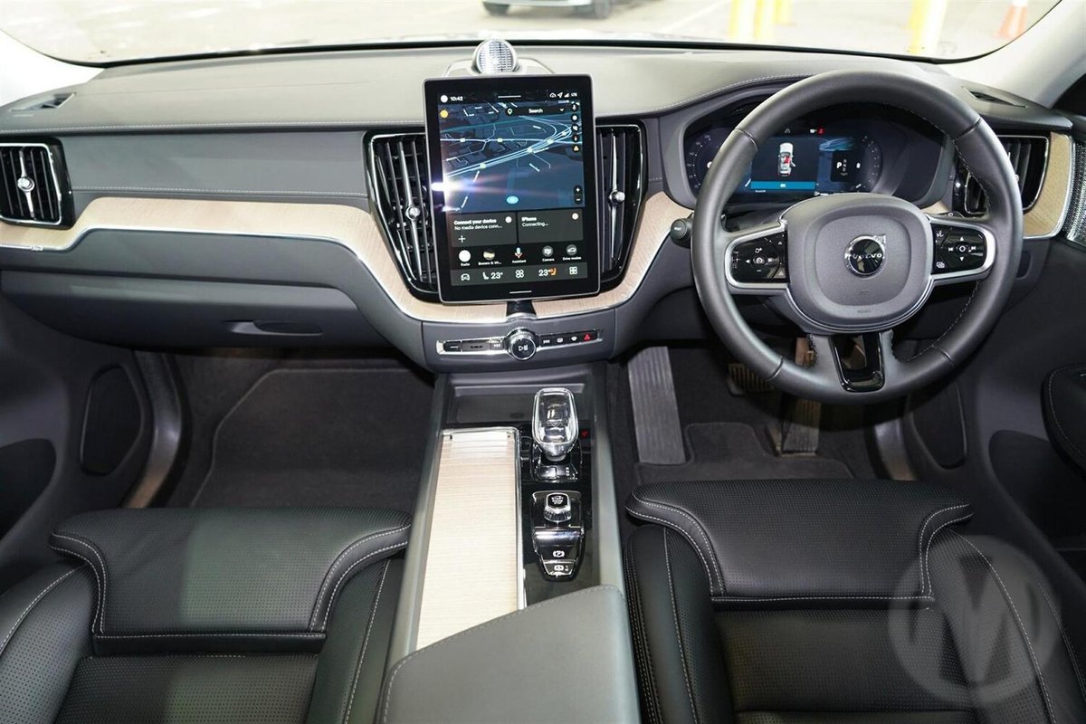 2025 Volvo XC60 Ultra B5 Dark MY26 AWD image 7