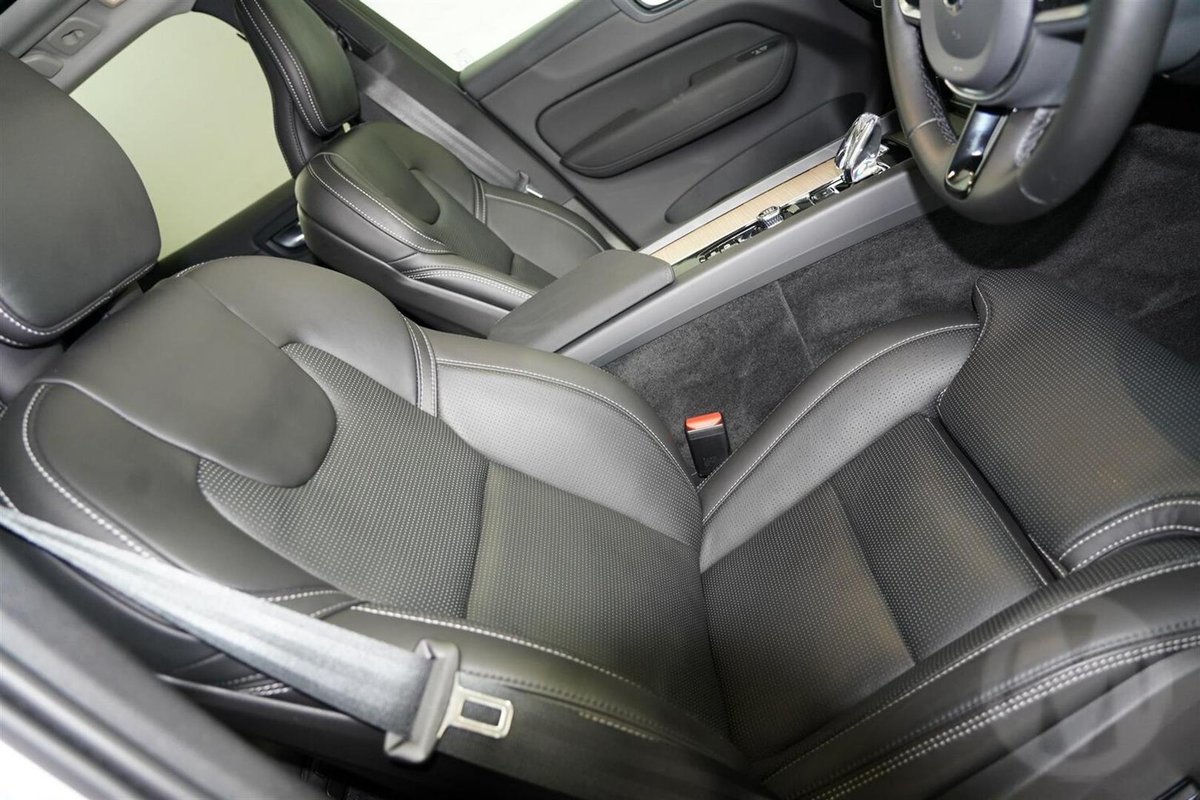 2025 Volvo XC60 Ultra B5 Dark MY26 AWD image 11