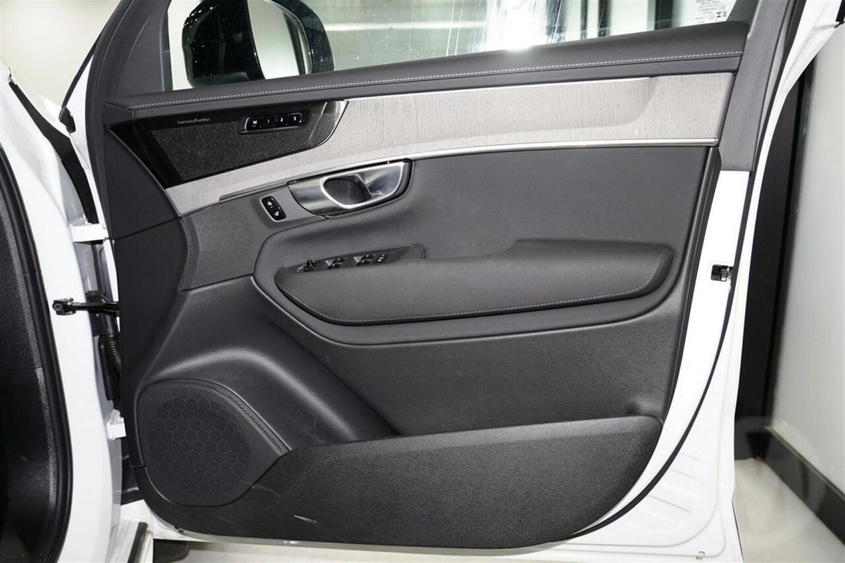 2026 Volvo XC90 Ultra B5 Dark MY26 AWD image 12