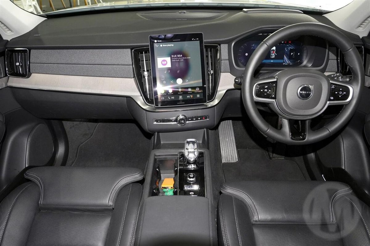 2026 Volvo XC90 Ultra B5 Dark MY26 AWD image 7