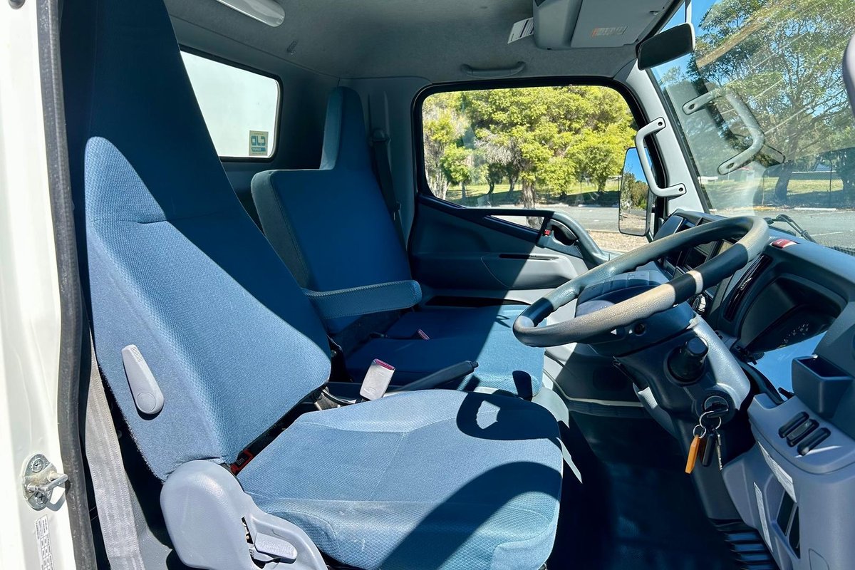2013 Fuso Canter 515 image 25