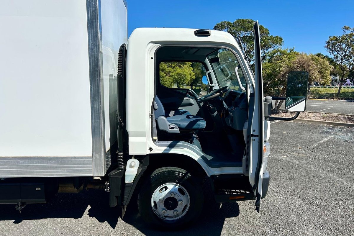 2013 Fuso Canter 515 image 19