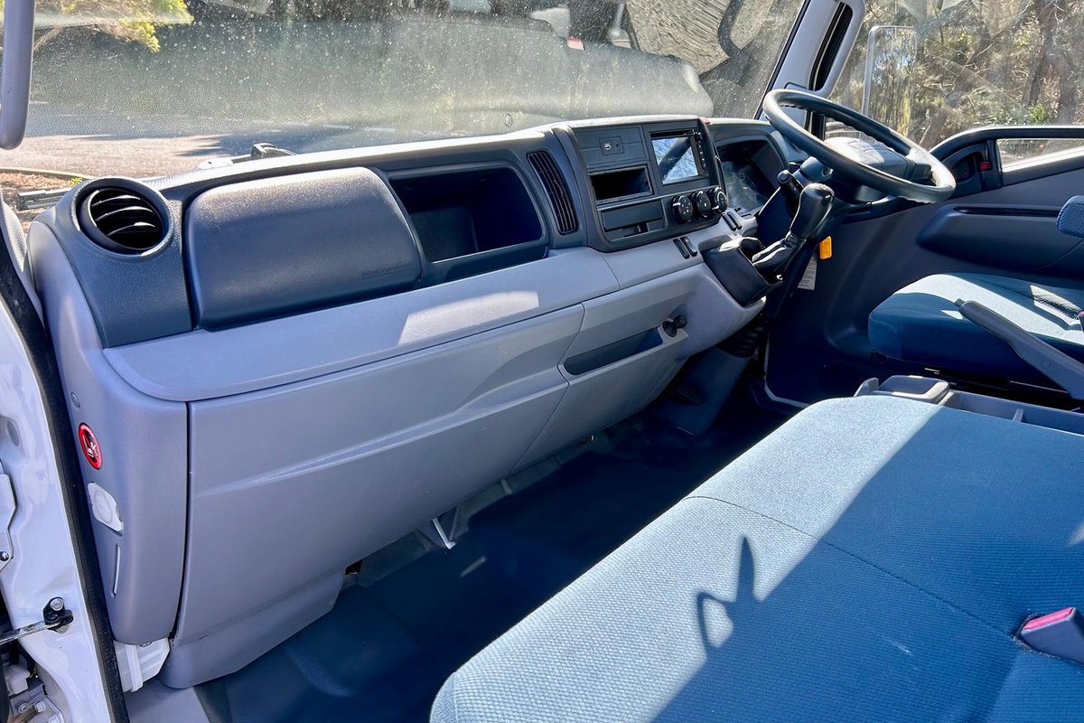 2013 Fuso Canter 515 image 23