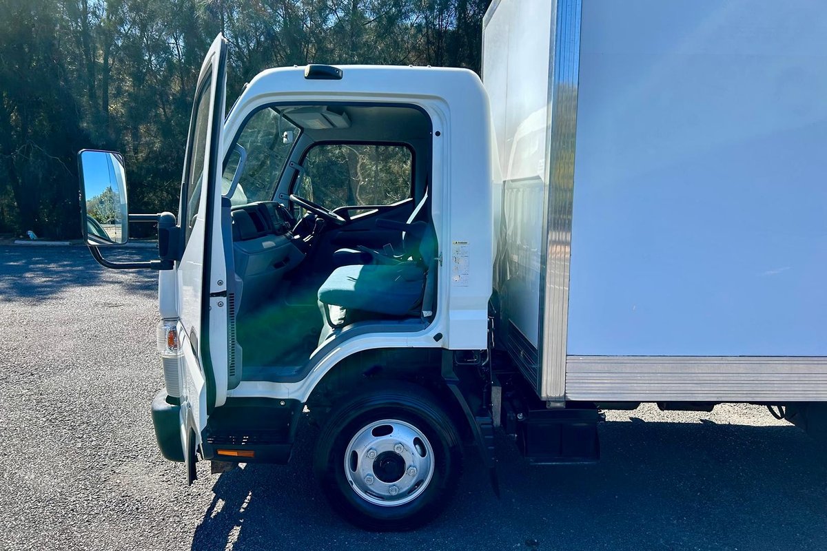 2013 Fuso Canter 515 image 20