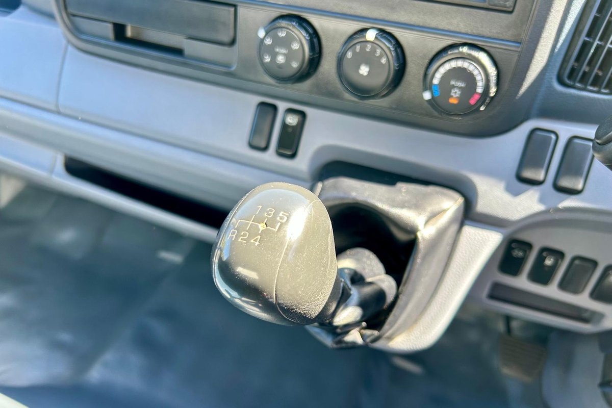 2013 Fuso Canter 515 image 24