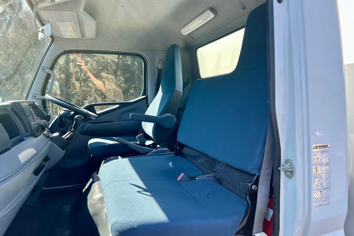 2013 Fuso Canter 515 image 27