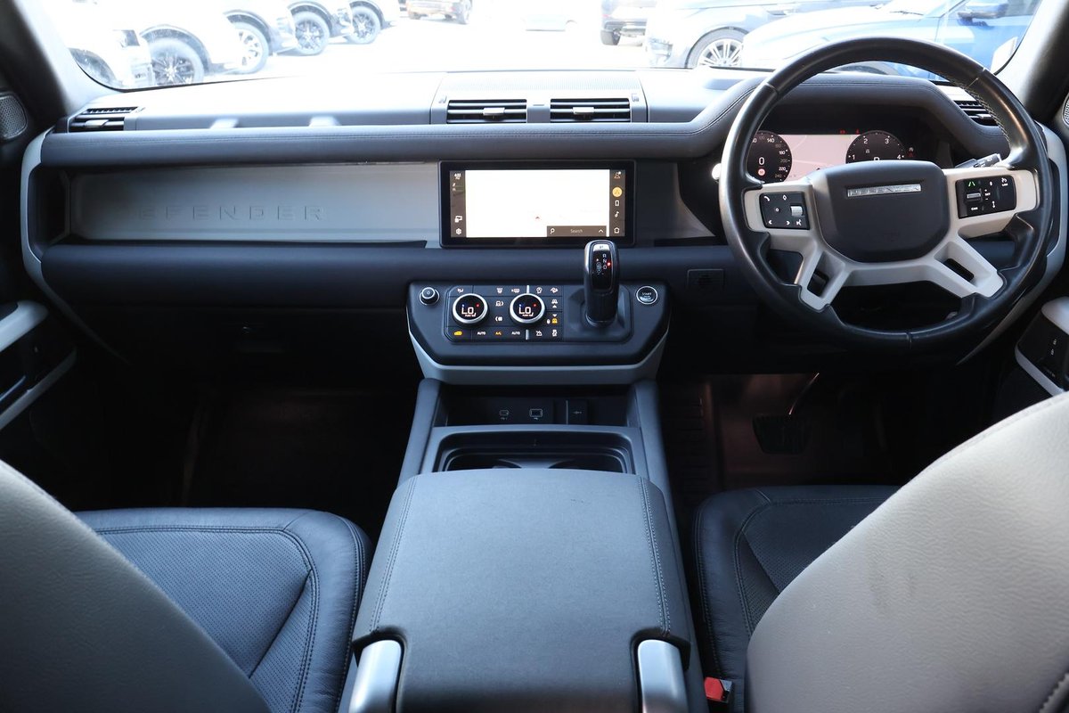 2023 Land Rover Defender 110 D300 SE L663 MY23.5 AWD image 9