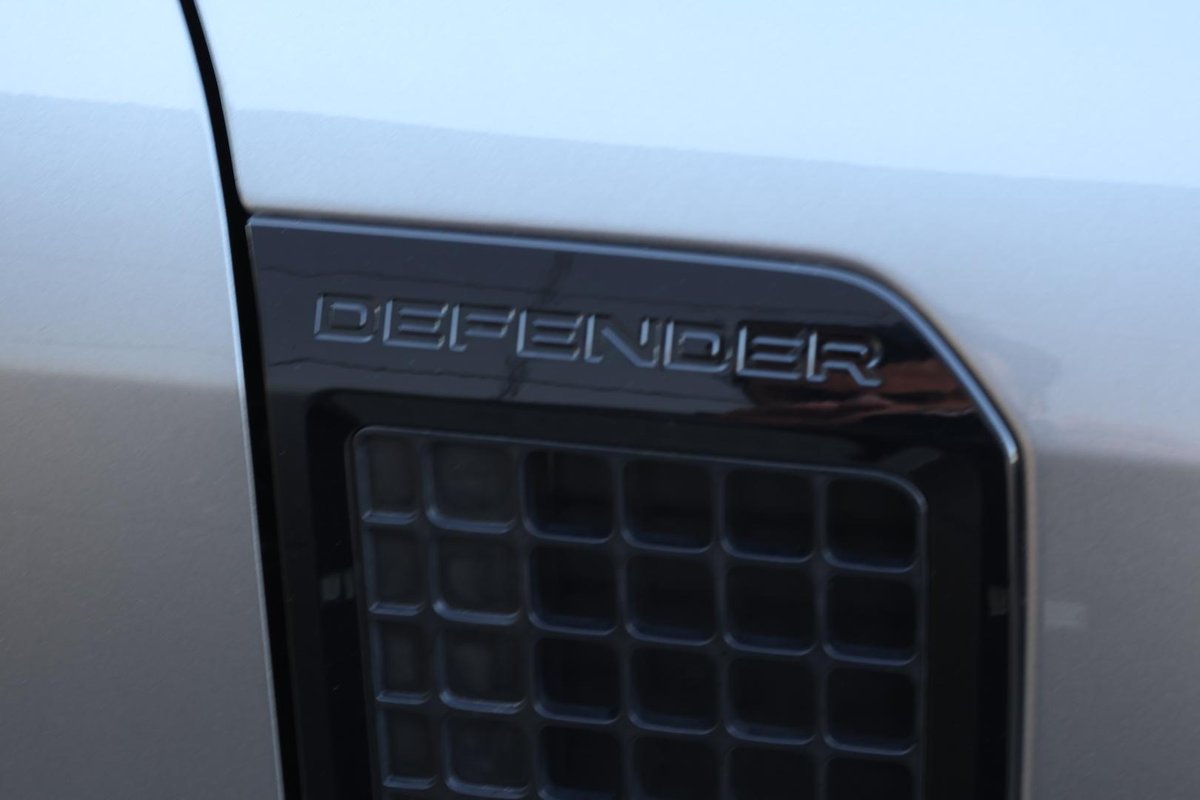 2023 Land Rover Defender 110 D300 SE L663 MY23.5 AWD image 17