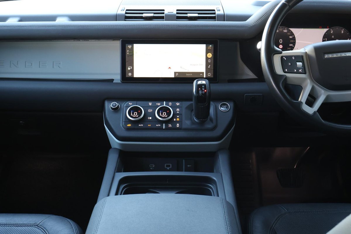 2023 Land Rover Defender 110 D300 SE L663 MY23.5 AWD image 12