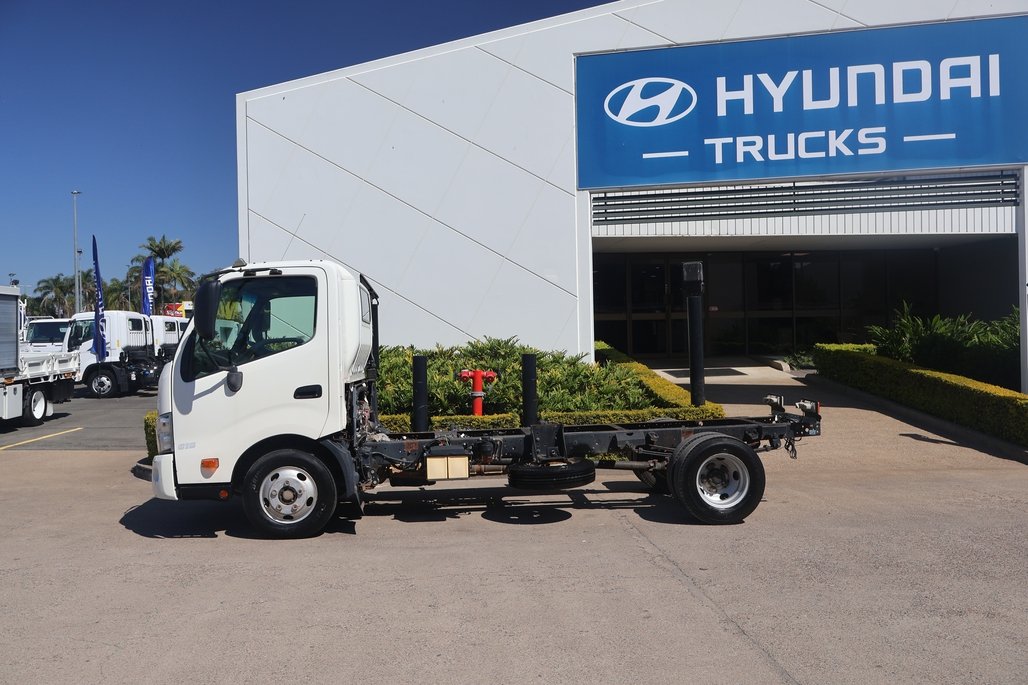 2017 HINO DUTRO 616 image 16