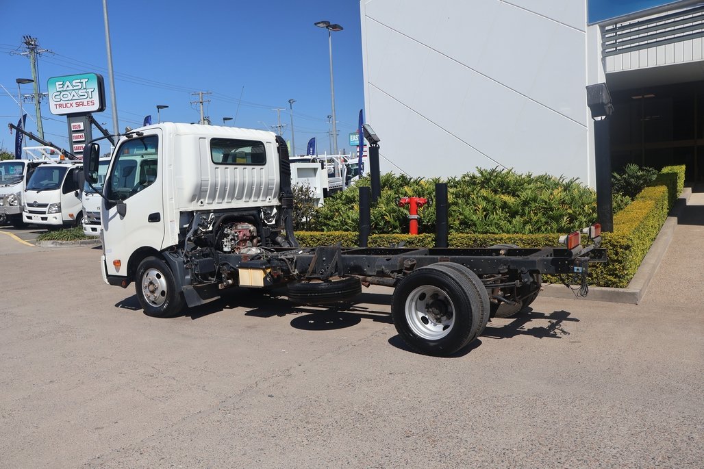 2017 HINO DUTRO 616 image 17