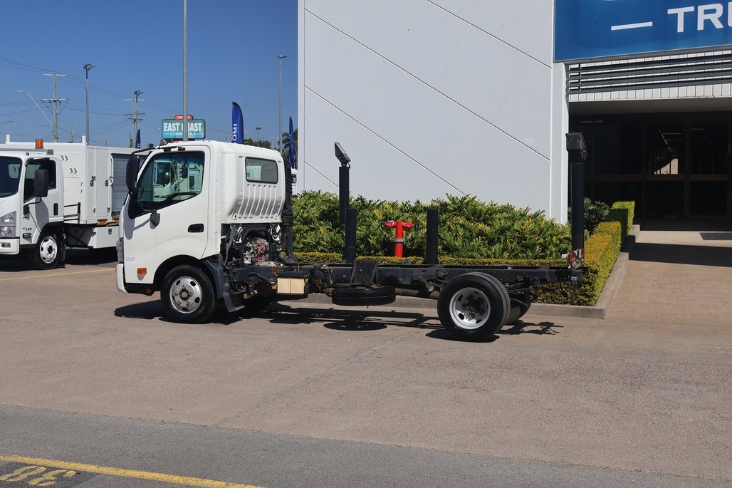 2017 HINO DUTRO 616 image 18