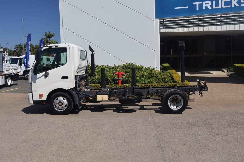2017 HINO DUTRO 616 image 19