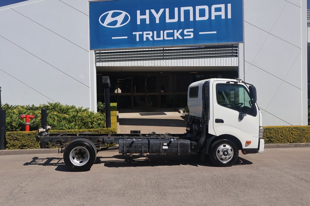 2017 HINO DUTRO 616 image 23