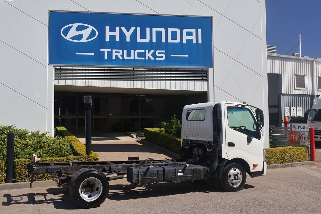 2017 HINO DUTRO 616 image 24