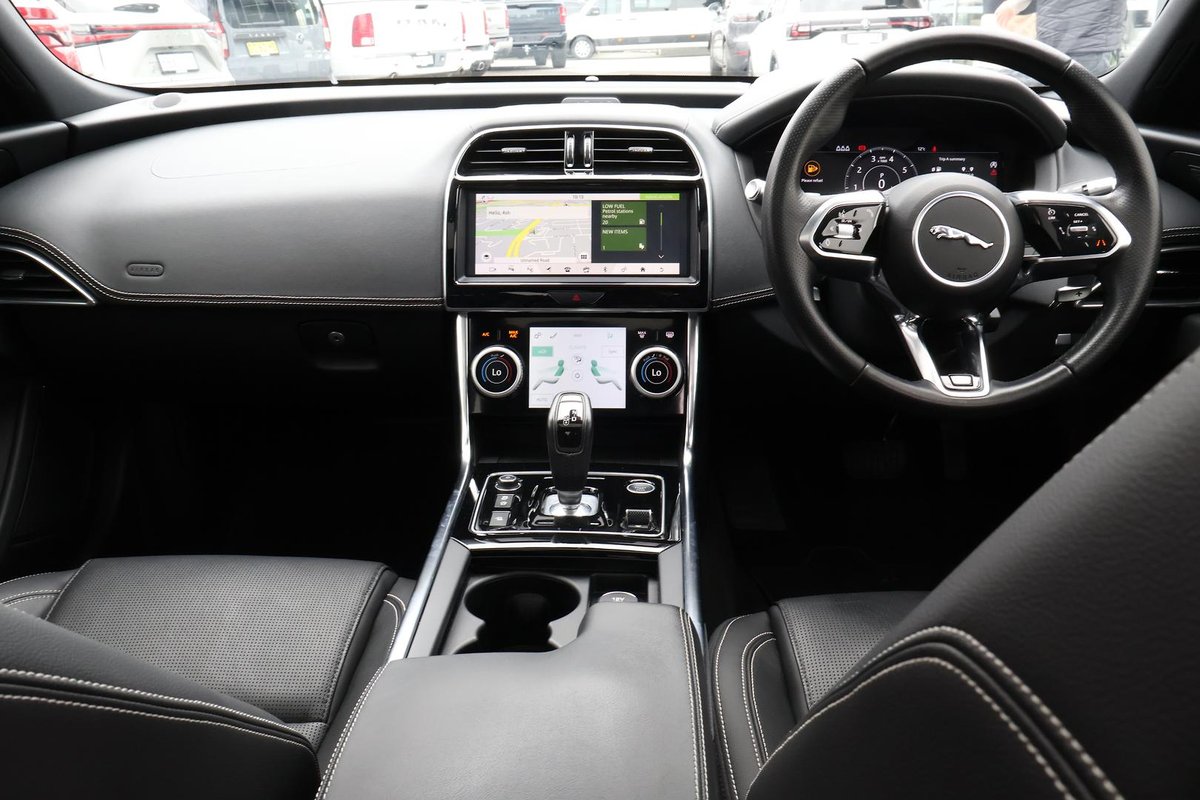 2020 Jaguar XE P300 R-Dynamic SE X760 MY20 image 10