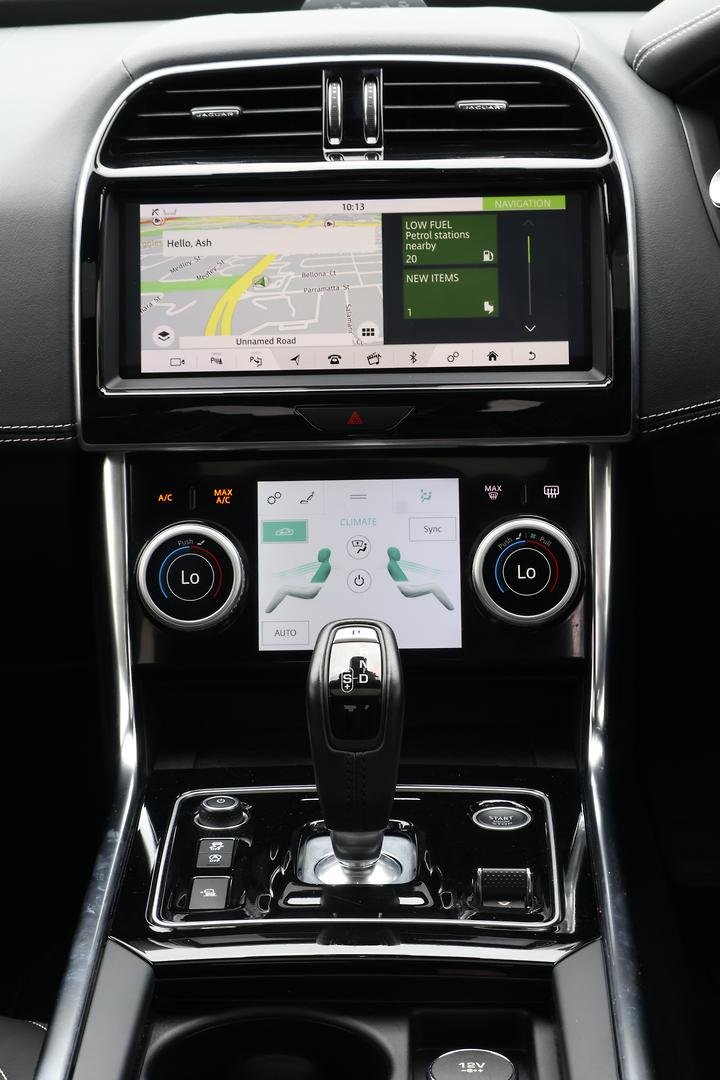 2020 Jaguar XE P300 R-Dynamic SE X760 MY20 image 19