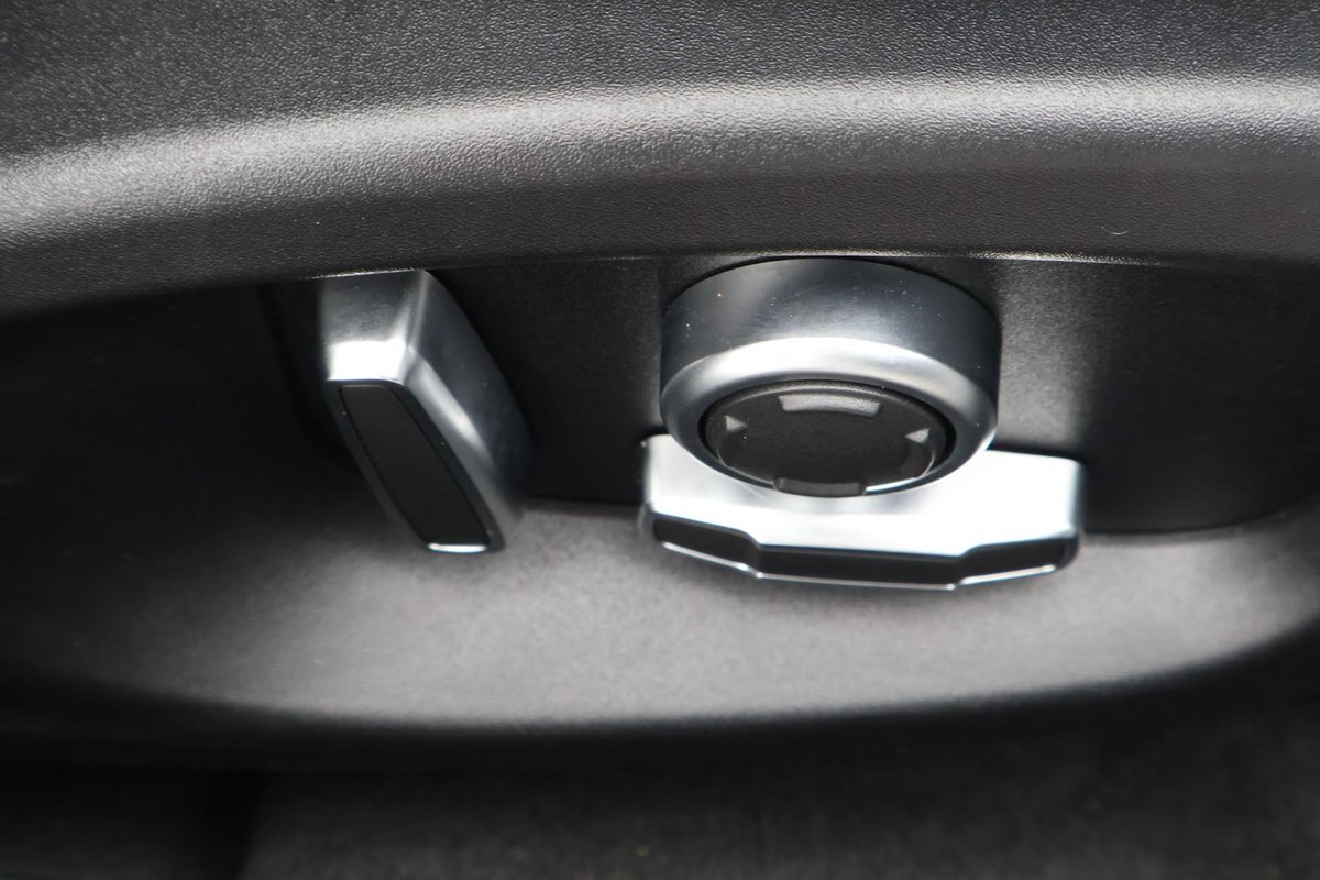 2020 Jaguar XE P300 R-Dynamic SE X760 MY20 image 25
