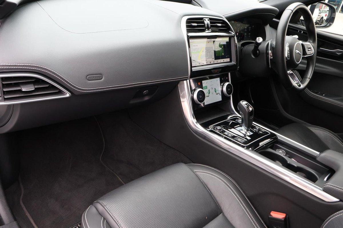 2020 Jaguar XE P300 R-Dynamic SE X760 MY20 image 29