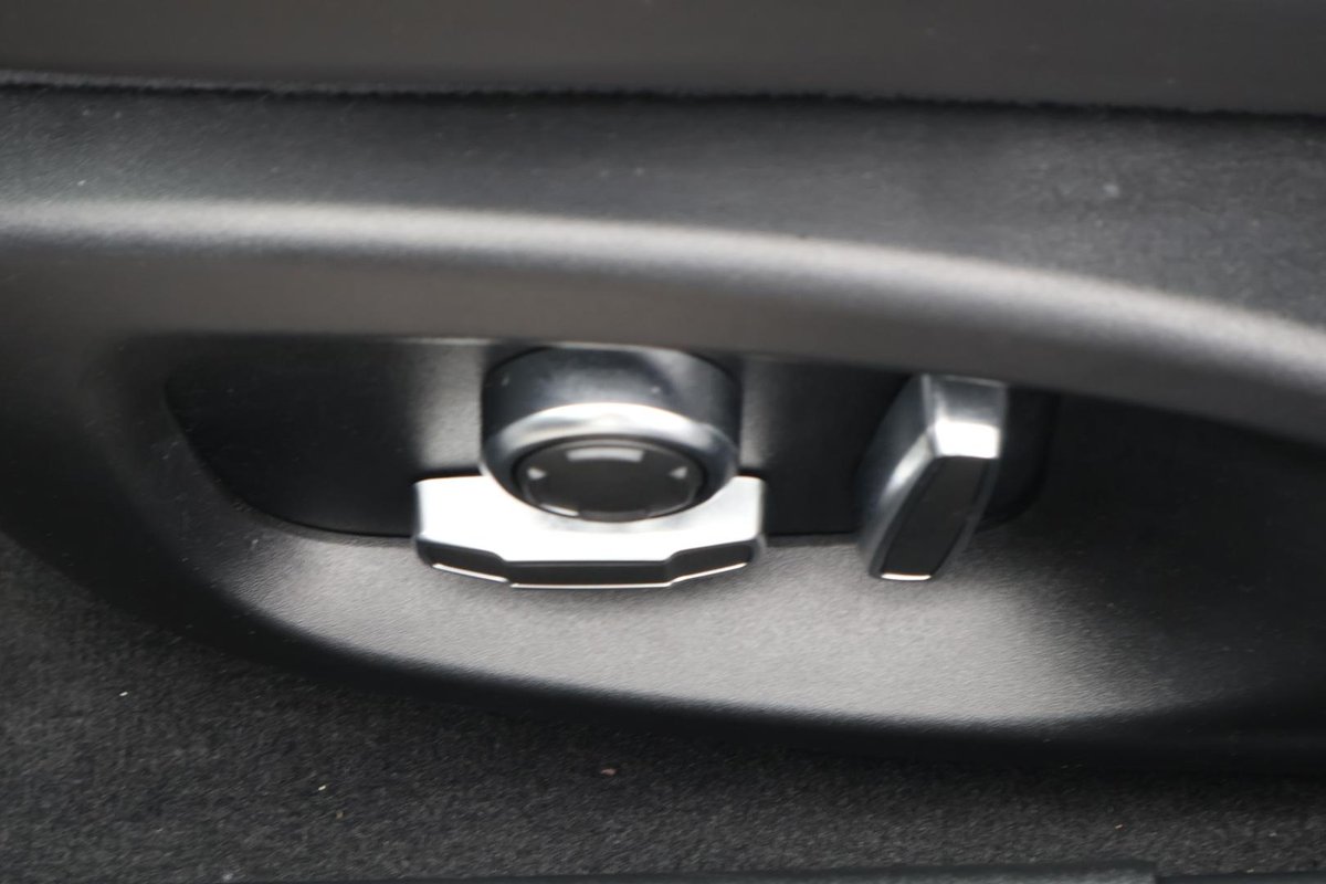 2020 Jaguar XE P300 R-Dynamic SE X760 MY20 image 30