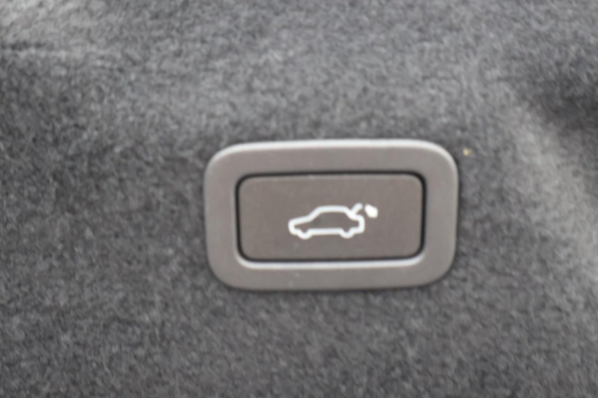 2020 Jaguar XE P300 R-Dynamic SE X760 MY20 image 32