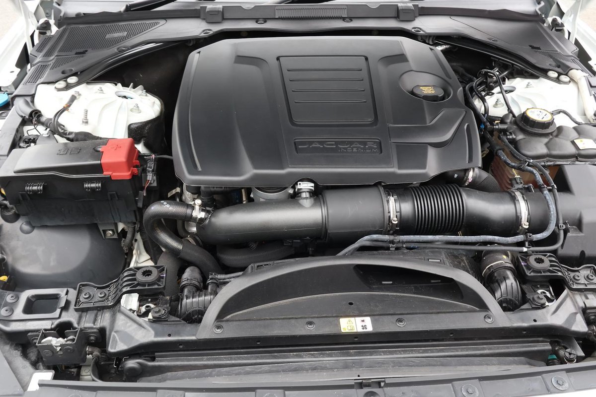 2020 Jaguar XE P300 R-Dynamic SE X760 MY20 image 33