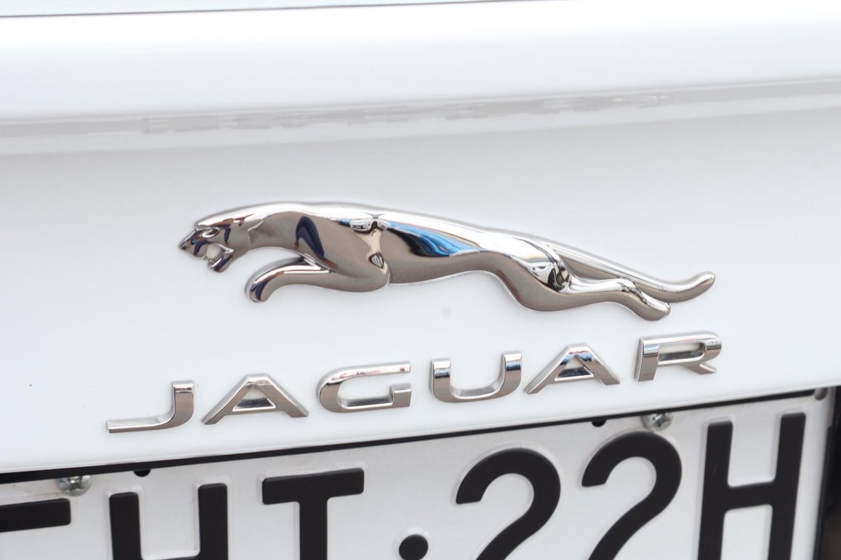 2020 Jaguar XE P300 R-Dynamic SE X760 MY20 image 38
