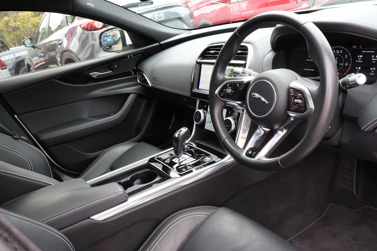 2020 Jaguar XE P300 R-Dynamic SE X760 MY20 image 7