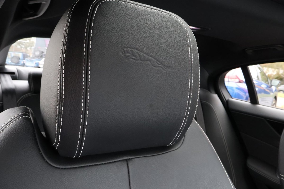 2020 Jaguar XE P300 R-Dynamic SE X760 MY20 image 9