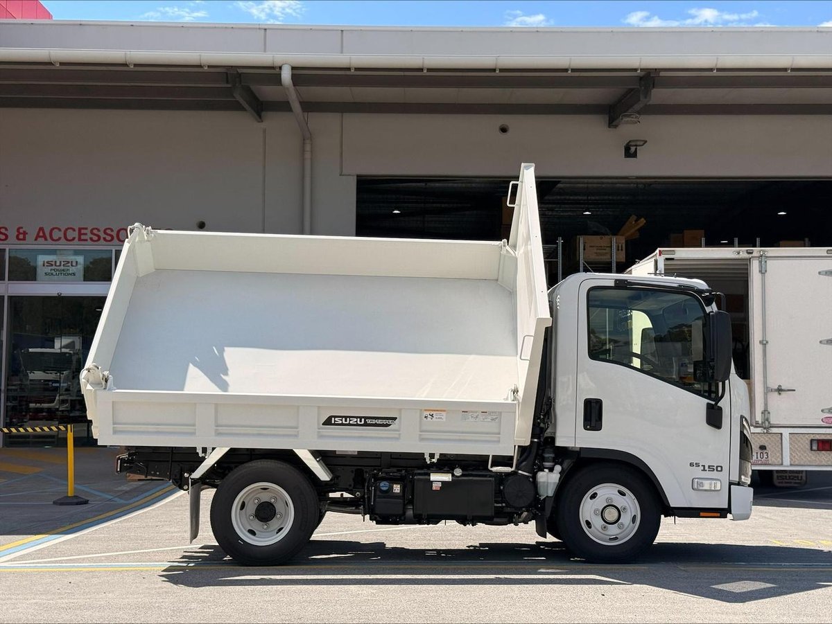 2026 Isuzu Nmr 65/45-150 Tri-Tipper image 10