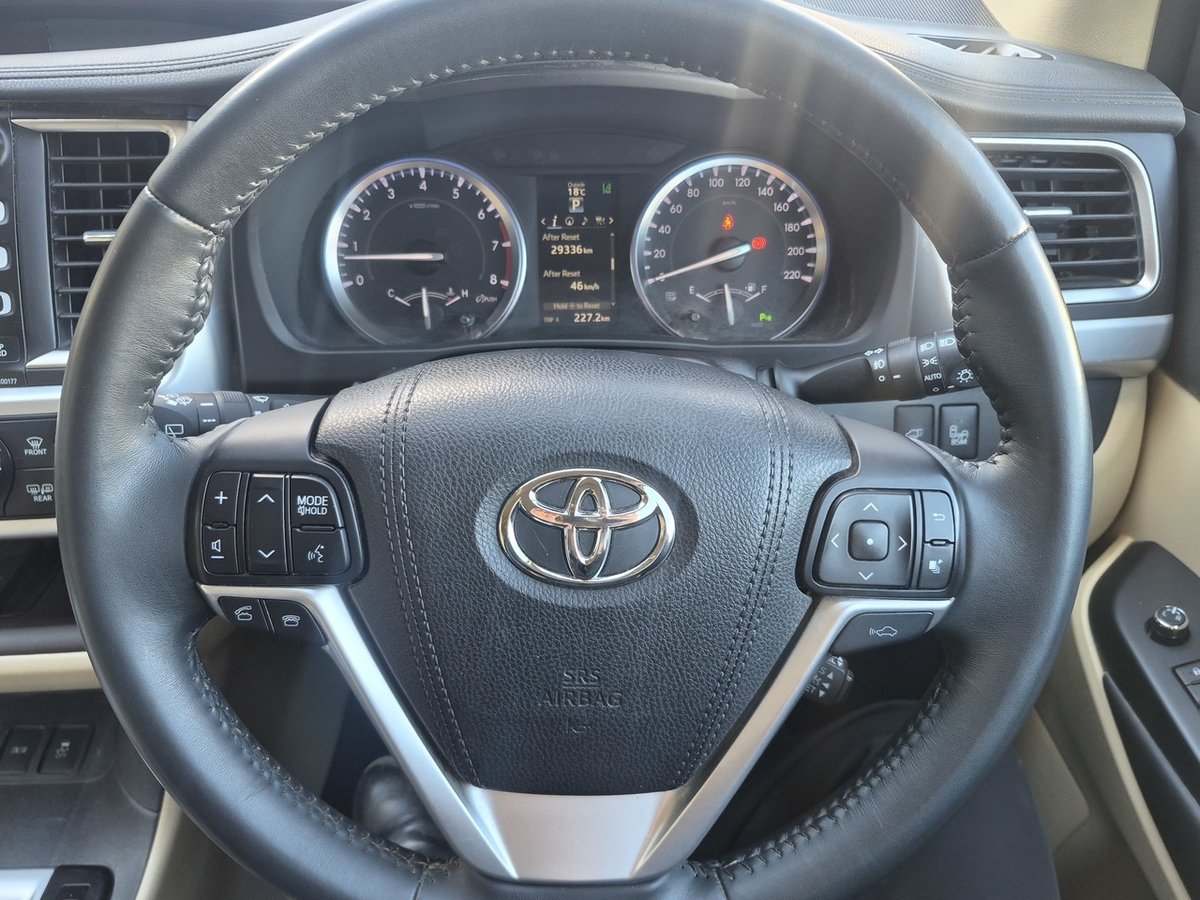 2016 Toyota Kluger image 11