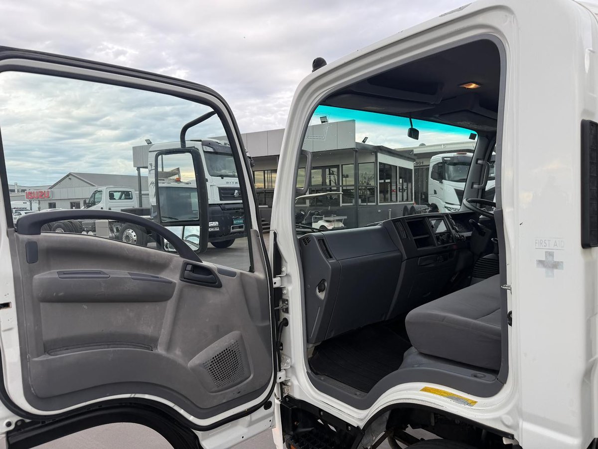 2008 Isuzu N Series NPR 400 image 31