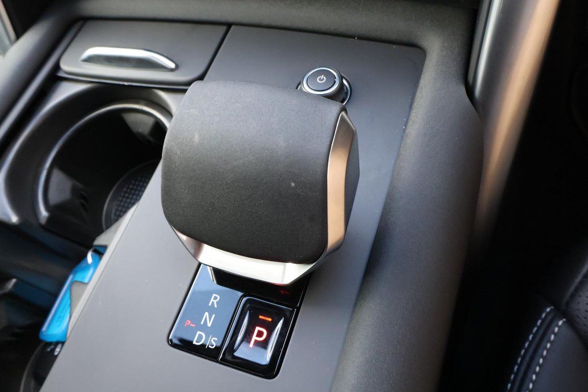 2026 Land Rover Discovery D350 Dynamic SE Series 5 MY26 4X4 image 13