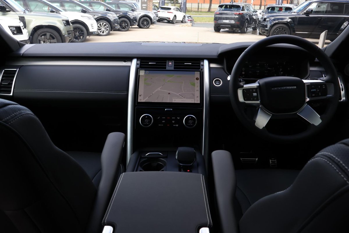 2026 Land Rover Discovery D350 Dynamic SE Series 5 MY26 4X4 image 9