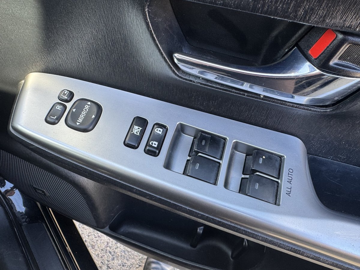 2019 Toyota Prius V i-Tech ZVW40R image 18