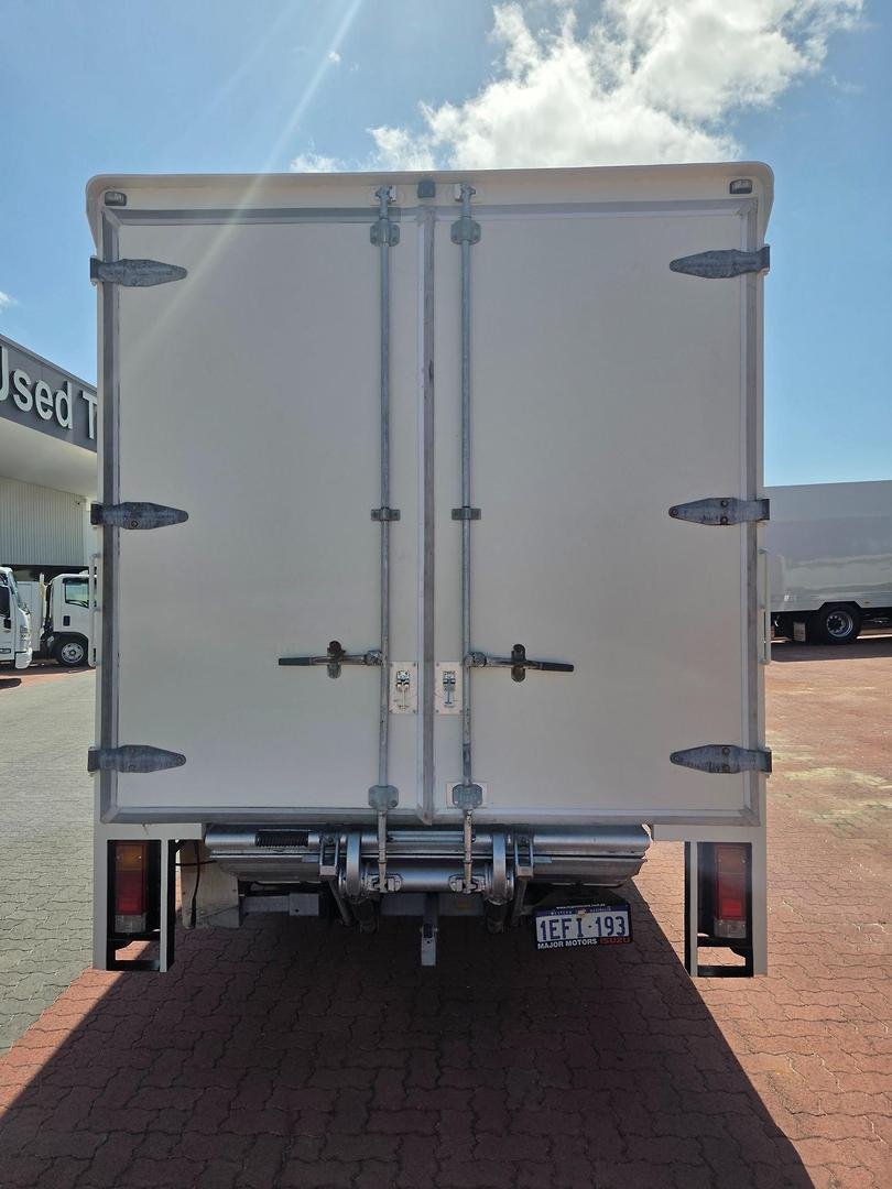 2013 Hino 616 - 300 Series Car License Van And Lift image 16