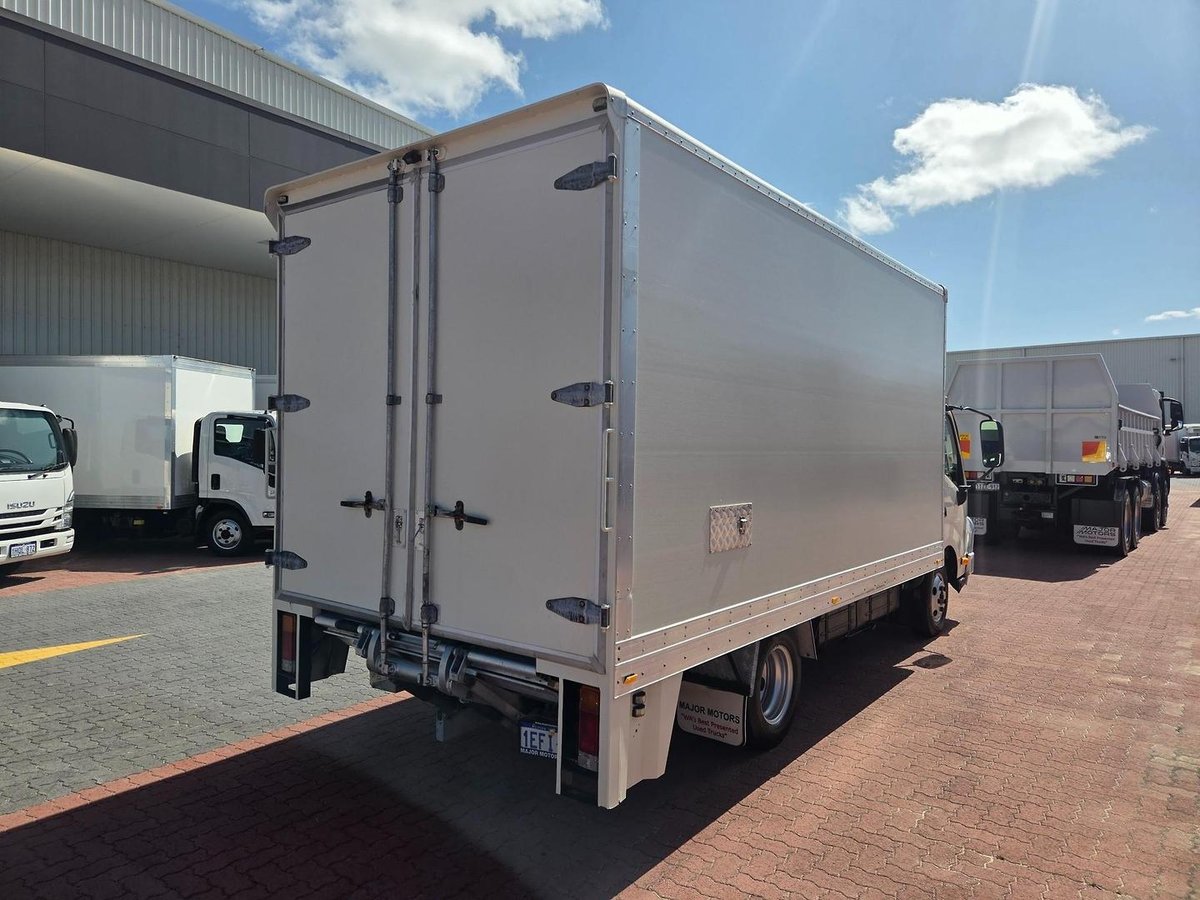2013 Hino 616 - 300 Series Car License Van And Lift image 18