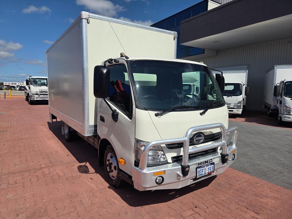 2013 Hino 616 - 300 Series Car License Van And Lift image 20