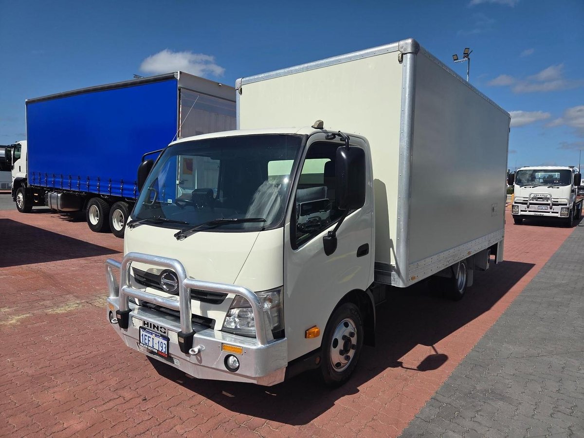 2013 Hino 616 - 300 Series Car License Van And Lift image 11