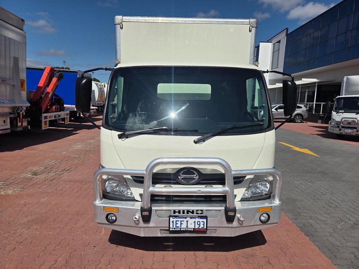 2013 Hino 616 - 300 Series Car License Van And Lift image 23