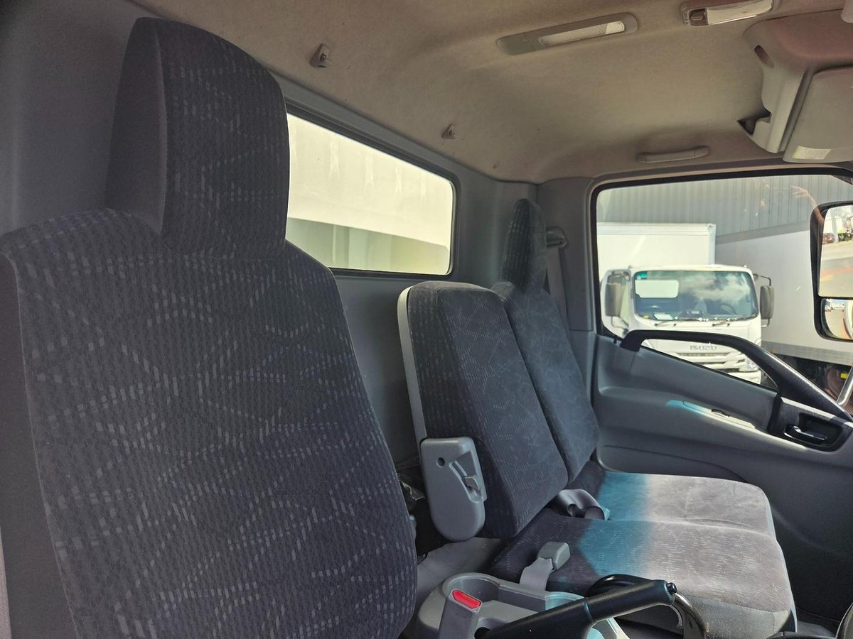 2013 Hino 616 - 300 Series Car License Van And Lift image 10