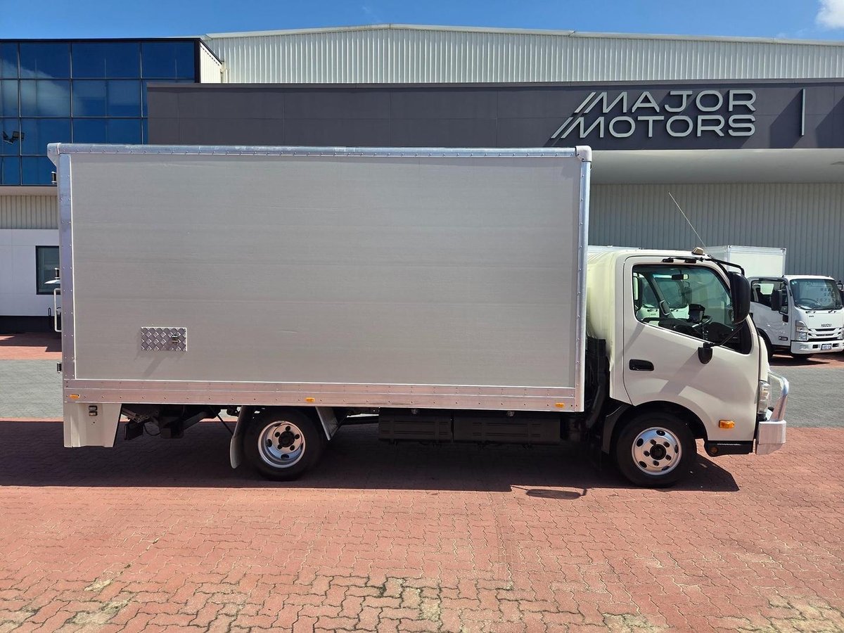 2013 Hino 616 - 300 Series Car License Van And Lift image 15