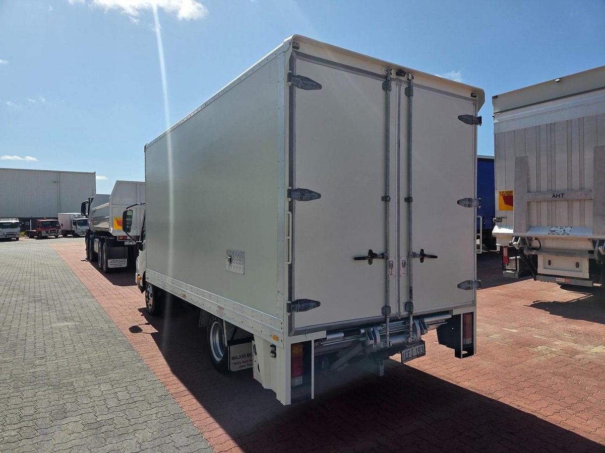 2013 Hino 616 - 300 Series Car License Van And Lift image 8