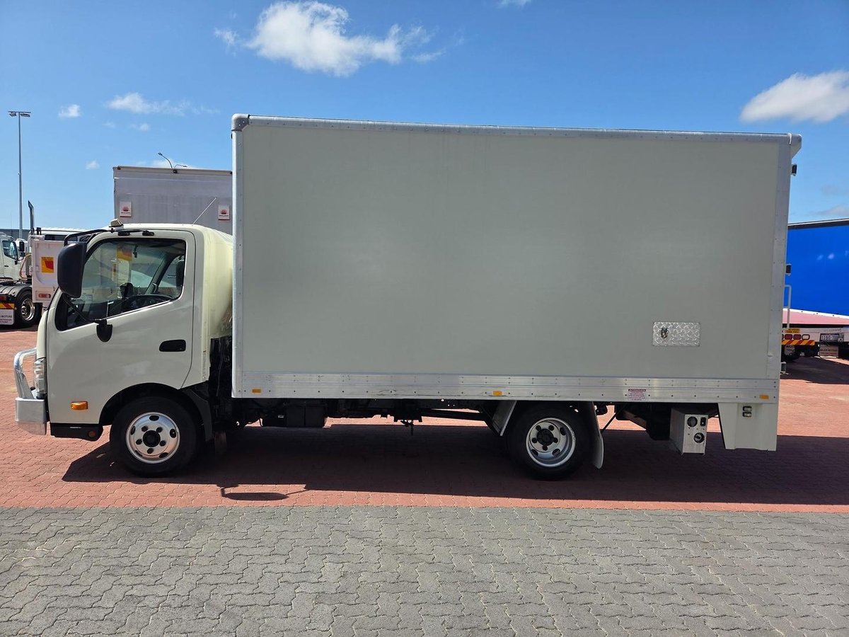 2013 Hino 616 - 300 Series Car License Van And Lift image 9